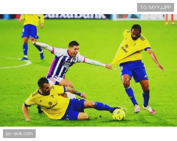 加的斯赛前训练全封闭，主帅拒谈保级形势